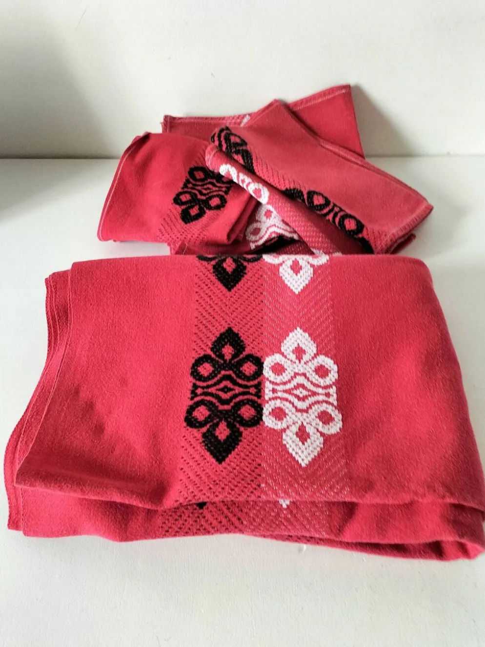 Nappe vintage graphique rouge et 8 serviettes assorties