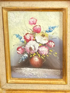 Nature morte, peinture sur isorel, encadrement en bois et stuc