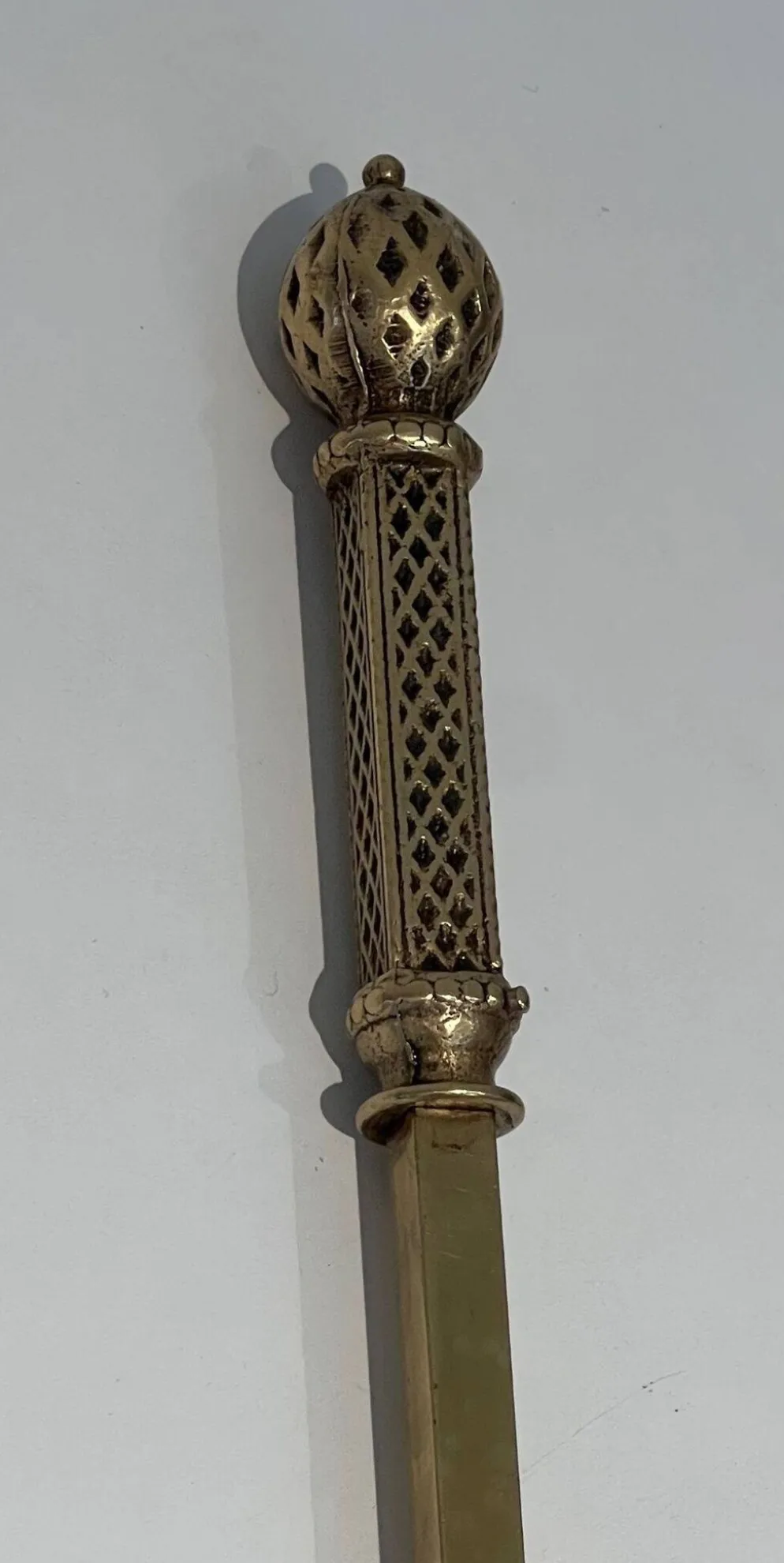 Nécessaire de cheminée de style néoclassique en bronze et laiton ciselé