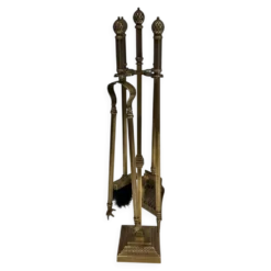 Nécessaire de cheminée de style néoclassique en bronze et laiton ciselé
