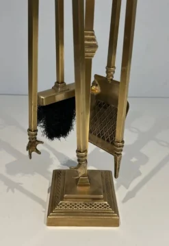 Nécessaire de cheminée de style néoclassique en bronze et laiton ciselé