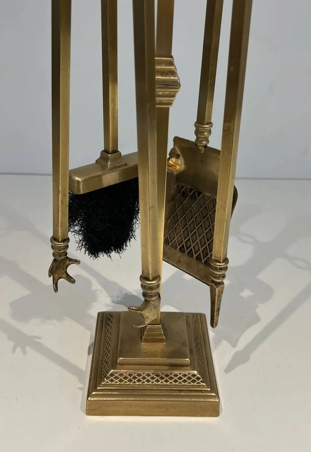 Nécessaire de cheminée de style néoclassique en bronze et laiton ciselé