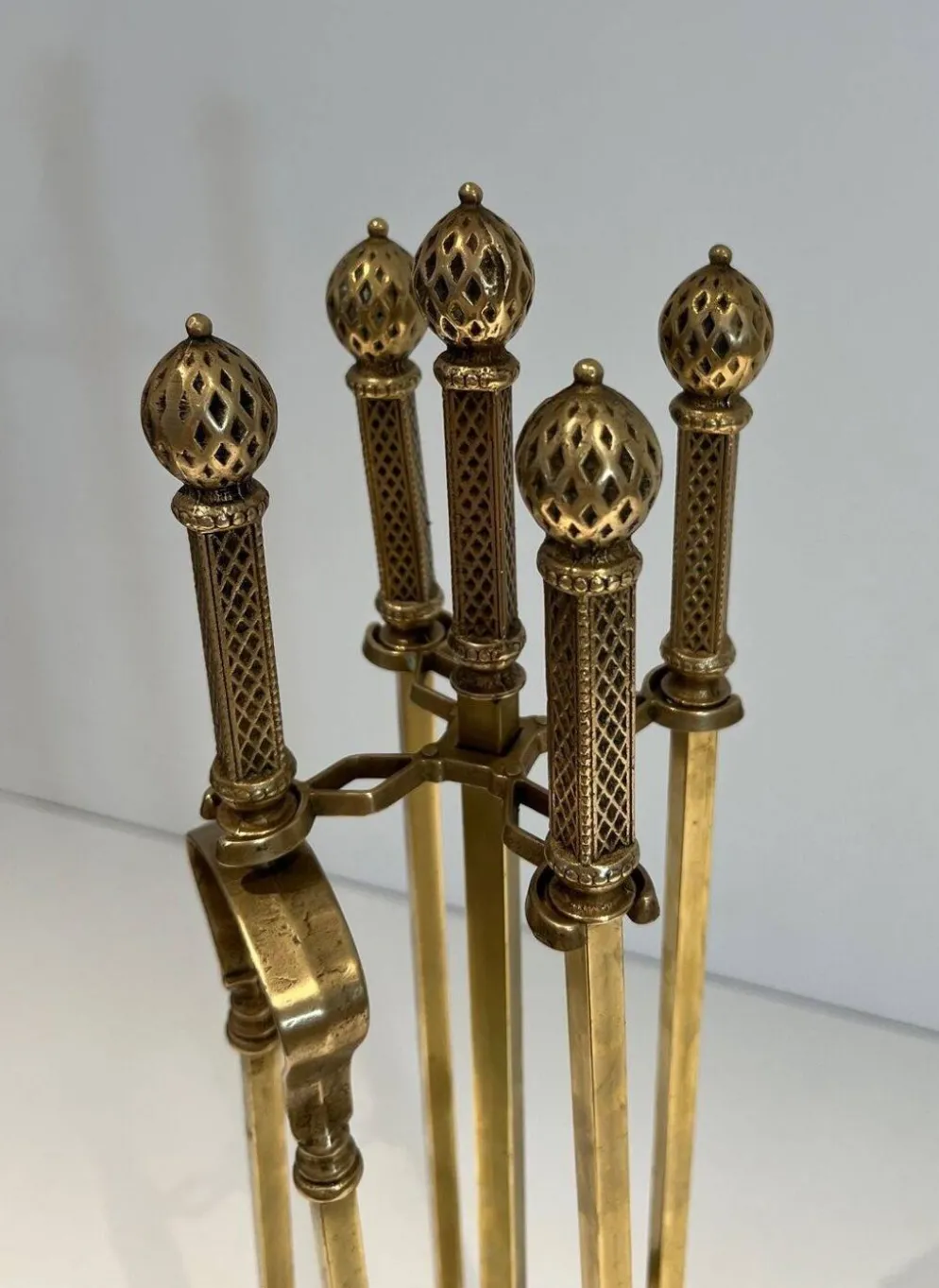 Nécessaire de cheminée de style néoclassique en bronze et laiton ciselé