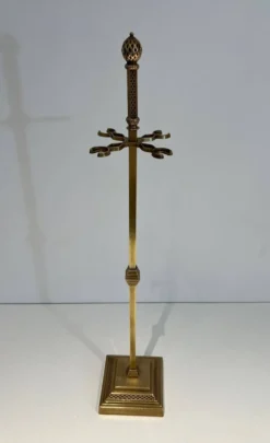 Nécessaire de cheminée de style néoclassique en bronze et laiton ciselé