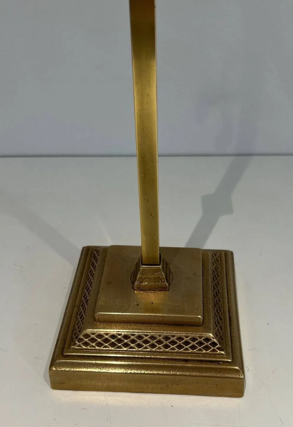 Nécessaire de cheminée de style néoclassique en bronze et laiton ciselé