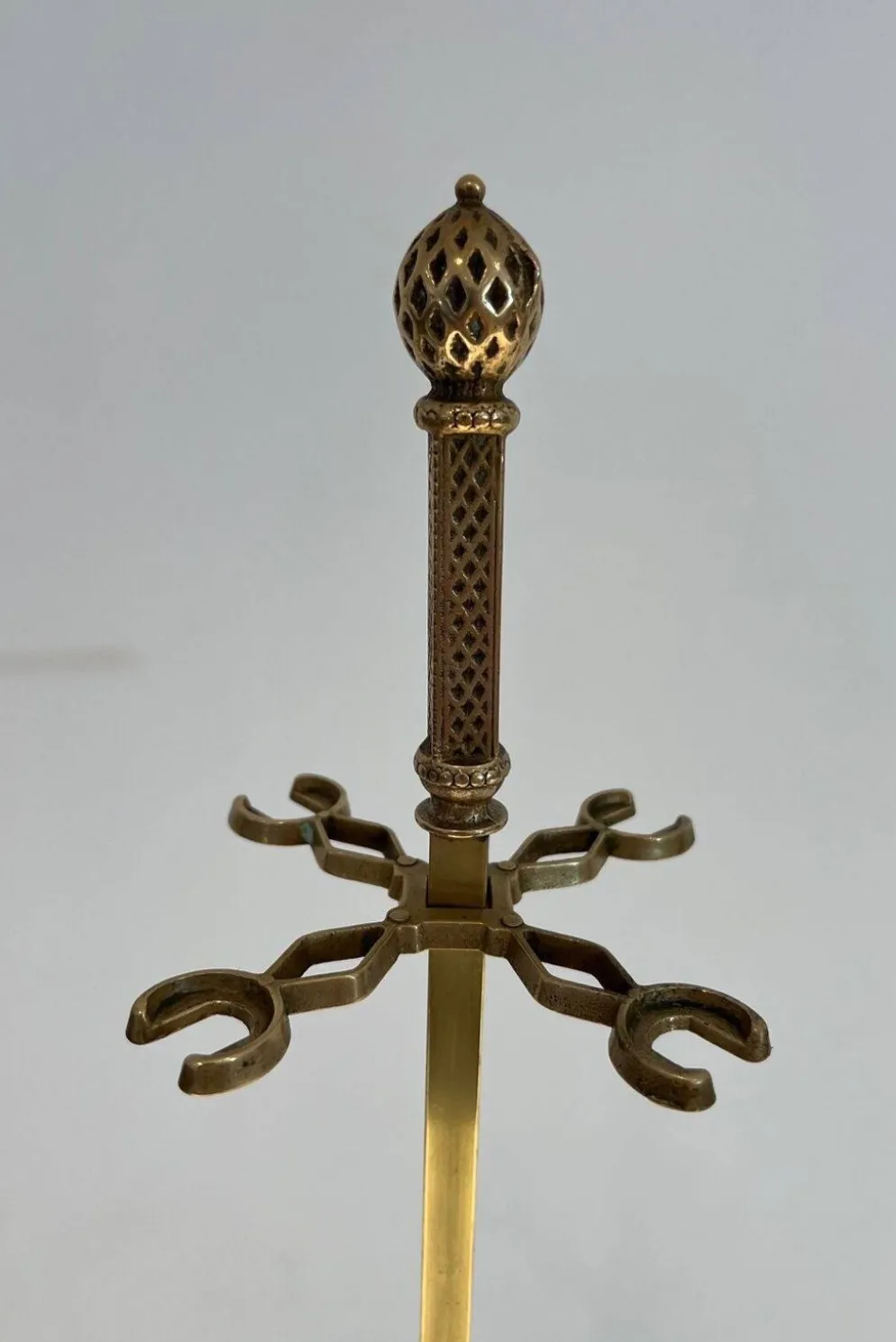 Nécessaire de cheminée de style néoclassique en bronze et laiton ciselé