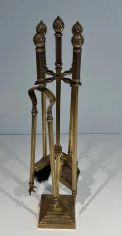 Nécessaire de cheminée de style néoclassique en bronze et laiton ciselé