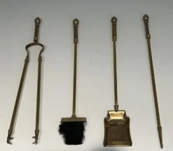 Nécessaire de cheminée de style néoclassique en bronze et laiton ciselé