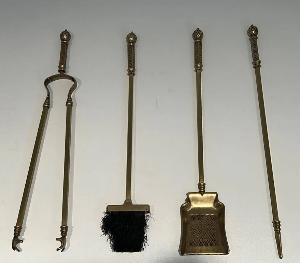 Nécessaire de cheminée de style néoclassique en bronze et laiton ciselé