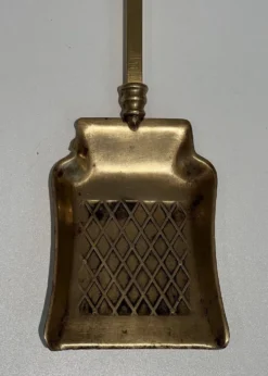 Nécessaire de cheminée de style néoclassique en bronze et laiton ciselé