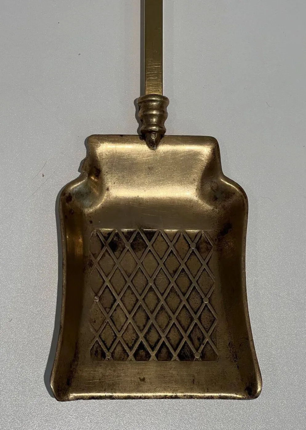 Nécessaire de cheminée de style néoclassique en bronze et laiton ciselé