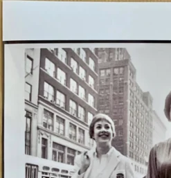NEW YORK Années 50 – 2 jeunes femmes sur la 5°av - Élégance & Street Life