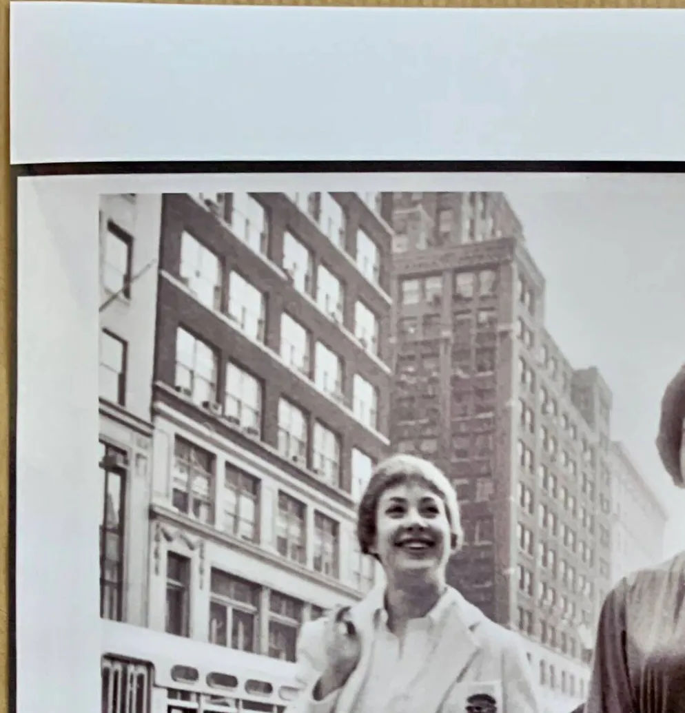 NEW YORK Années 50 – 2 jeunes femmes sur la 5°av - Élégance & Street Life