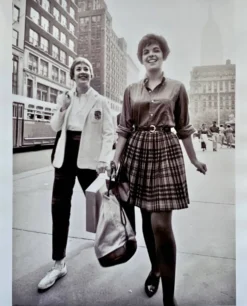 NEW YORK Années 50 – 2 jeunes femmes sur la 5°av - Élégance & Street Life