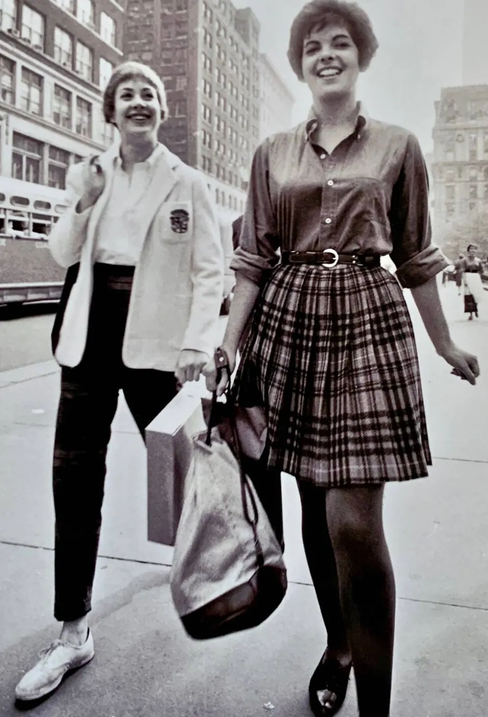 NEW YORK Années 50 – 2 jeunes femmes sur la 5°av - Élégance & Street Life