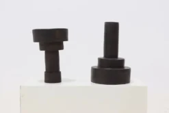 Objet cylindrique en grès brutaliste signé Studio Pottery années 1960