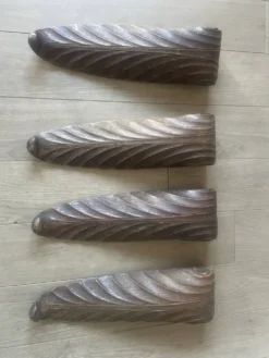 4 objets décoratifs en bois sculpté