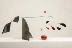 Olivier Vonet Sculpture en métal laqué noir, rouge et jaune. Contemporain