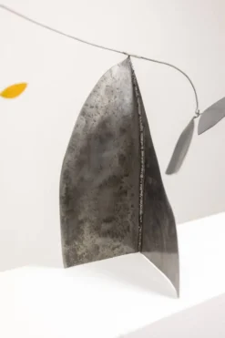 Olivier Vonet Sculpture en métal laqué noir, rouge et jaune. Contemporain