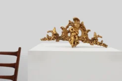 Ornement en bois doré de Louis XV avec putto central et volutes en C, XVIIIe siècle