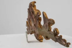 Ornement en bois doré de Louis XV avec putto central et volutes en C, XVIIIe siècle