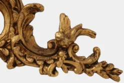 Ornement en bois doré de Louis XV avec putto central et volutes en C, XVIIIe siècle