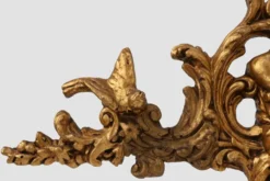 Ornement en bois doré de Louis XV avec putto central et volutes en C, XVIIIe siècle