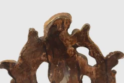 Ornement en bois doré de Louis XV avec putto central et volutes en C, XVIIIe siècle