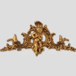 Ornement en bois doré de Louis XV avec putto central et volutes en C, XVIIIe siècle