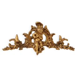 Ornement en bois doré de Louis XV avec putto central et volutes en C, XVIIIe siècle