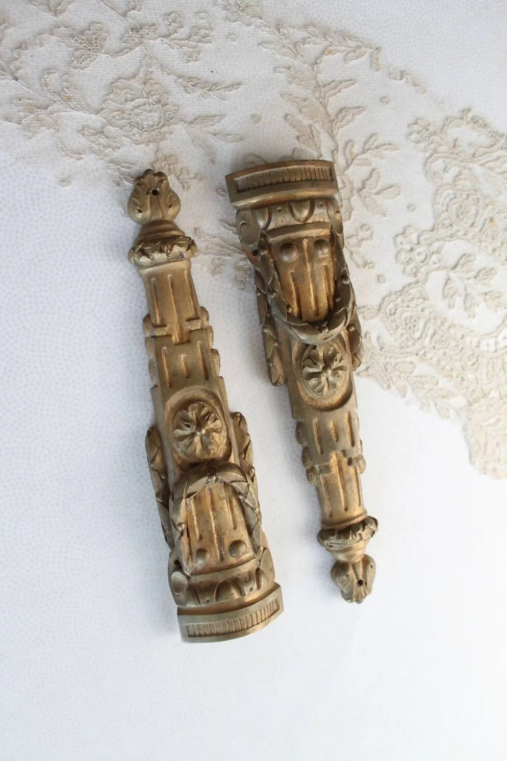 2 ornements de meuble anciens en bronze
