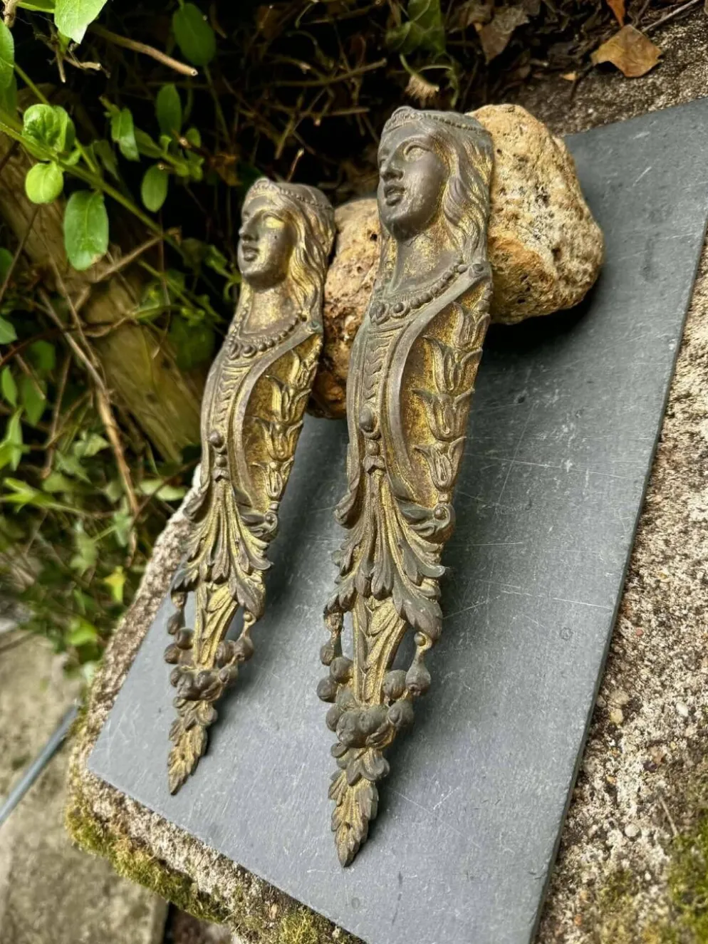 2 ornements en bronze pour meuble, XIXe siècle