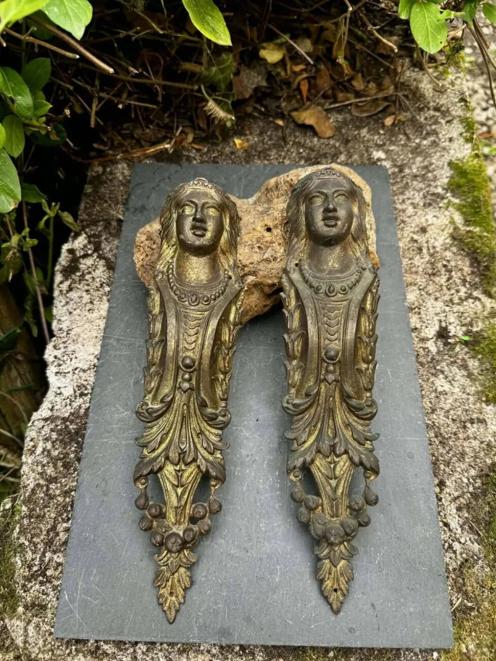 2 ornements en bronze pour meuble, XIXe siècle