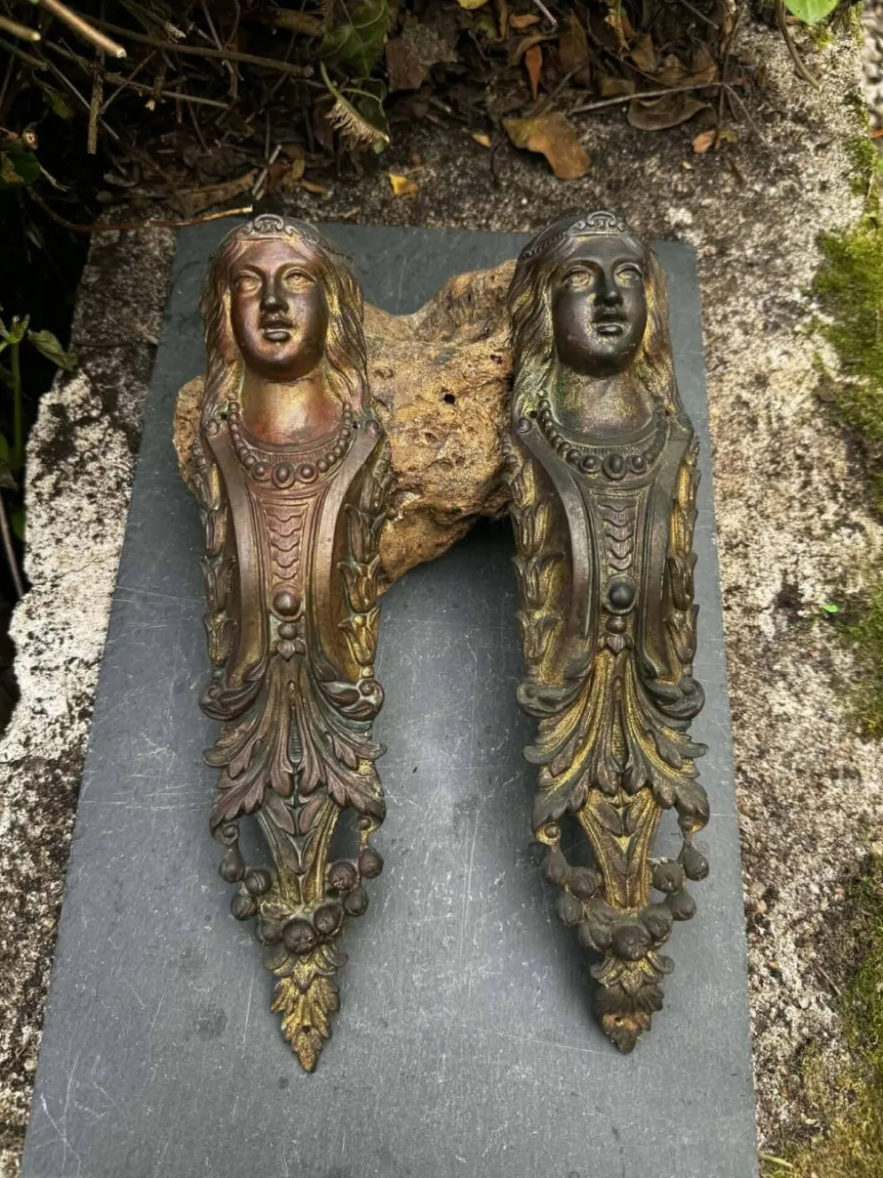 2 ornements pour meuble en bronze Art Nouveau