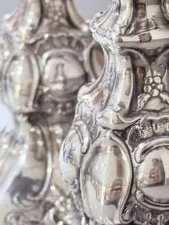 Paire antique de bougeoirs en argent style rococo, candélabres des années 1900, décoration intérieure.