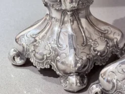 Paire antique de bougeoirs en argent style rococo, candélabres des années 1900, décoration intérieure.