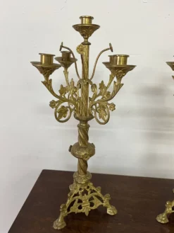 Paire d'anciens candélabres d'autel en laiton doré du XIX ème
