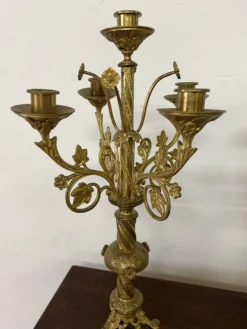 Paire d'anciens candélabres d'autel en laiton doré du XIX ème