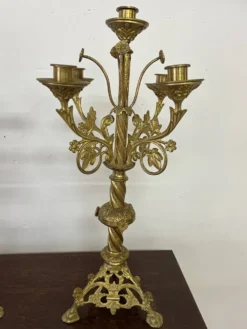 Paire d'anciens candélabres d'autel en laiton doré du XIX ème