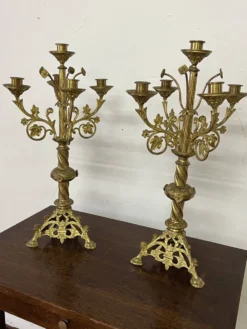 Paire d'anciens candélabres d'autel en laiton doré du XIX ème