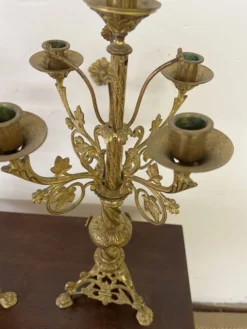 Paire d'anciens candélabres d'autel en laiton doré du XIX ème