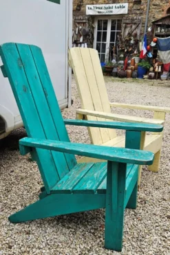 Paire d'anciens fauteuils de jardin en bois peint