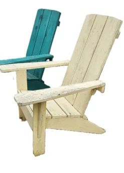 Paire d'anciens fauteuils de jardin en bois peint