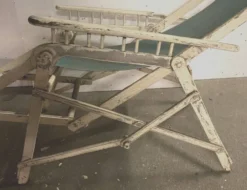 Paire d'anciens transats en bois laqué XX siècle