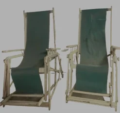 Paire d'anciens transats en bois laqué XX siècle