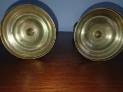 Paire de bougeoirs anciens de style Louis XVI en bronze ciselé