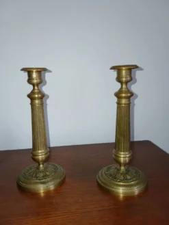 Paire de bougeoirs anciens de style Louis XVI en bronze ciselé