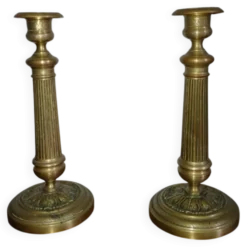 Paire de bougeoirs anciens de style Louis XVI en bronze ciselé