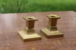 Paire de bougeoirs anciens en laiton – style Art déco à base carrée