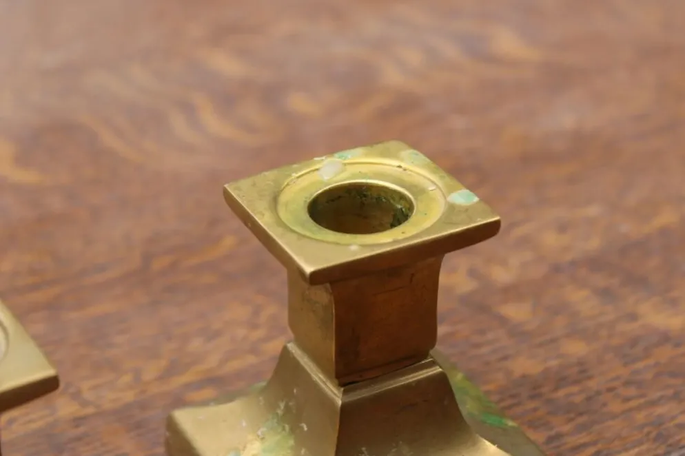 Paire de bougeoirs anciens en laiton – style Art déco à base carrée